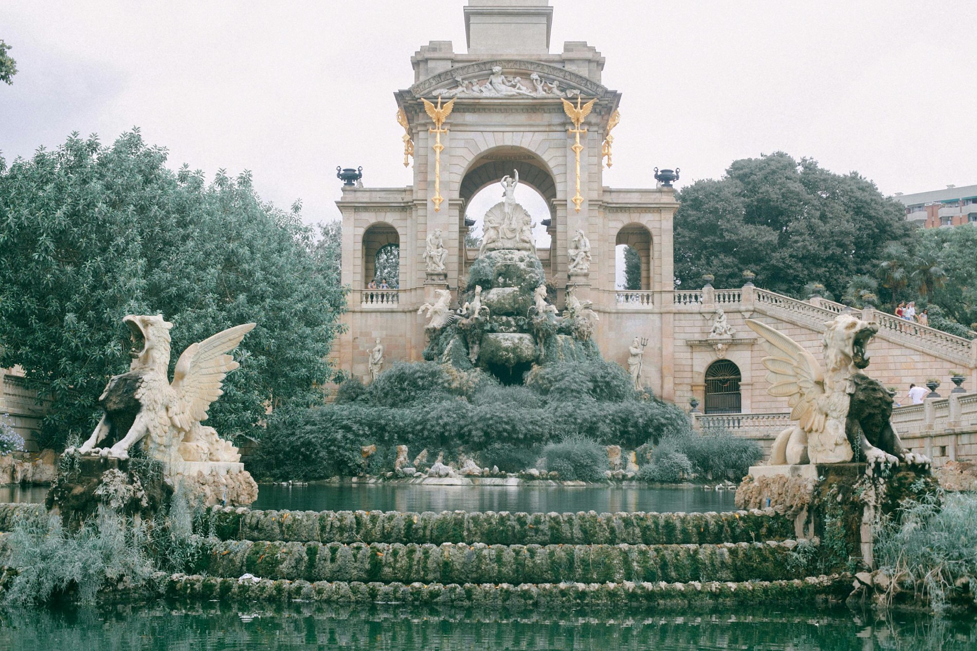 Descubre los Mejores Parques Infantiles de Barcelona: Espacios Amplios para la Diversión en Familia