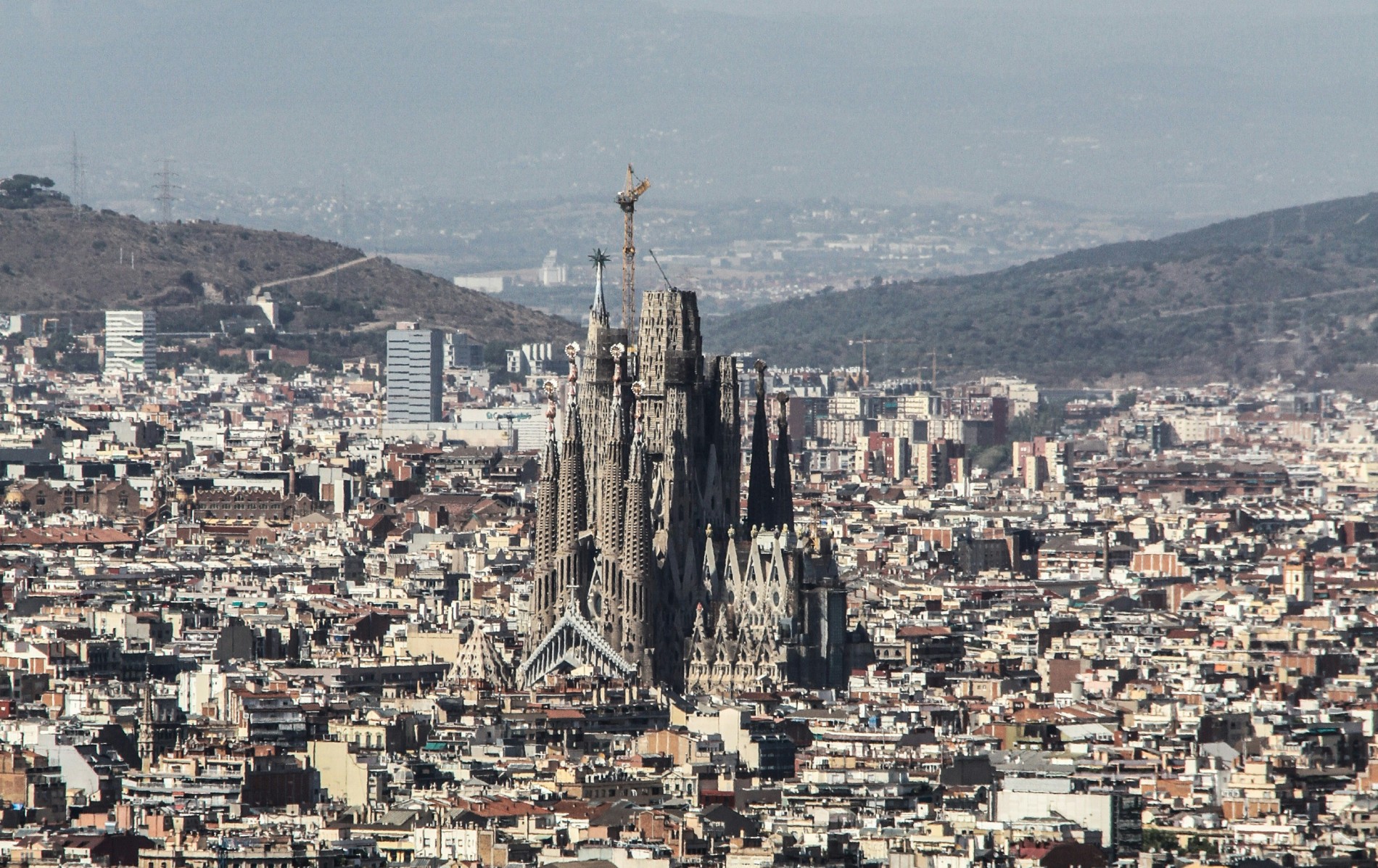 Descubriendo la Magia de Barcelona: Una Ruta por la Sagrada Familia y Alrededores